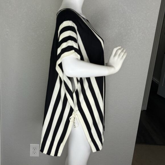 NEW Adrienne Vittadini One Size Lightweight Poncho Black White Striped - Picture 4 of 7
